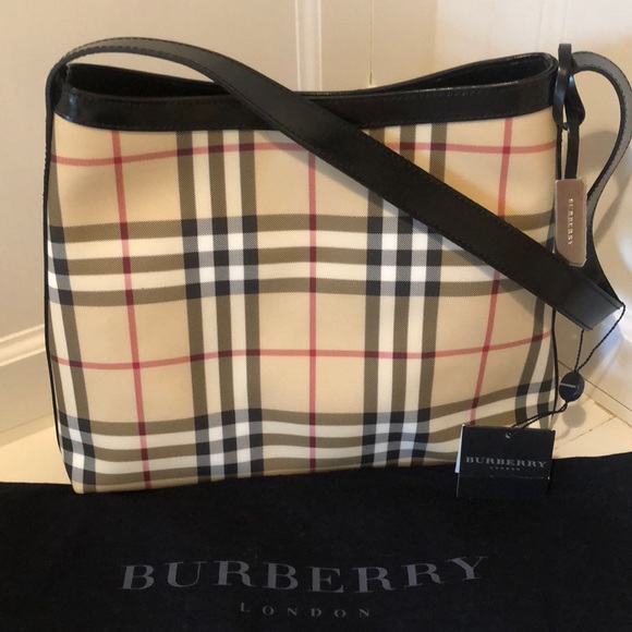 Burberry Handbags - 🔥NWT🔥 Classic Burberry Print Purse